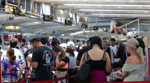 澳洲机场被 挤爆 迎3年来最繁忙节假日,旅客排起长龙